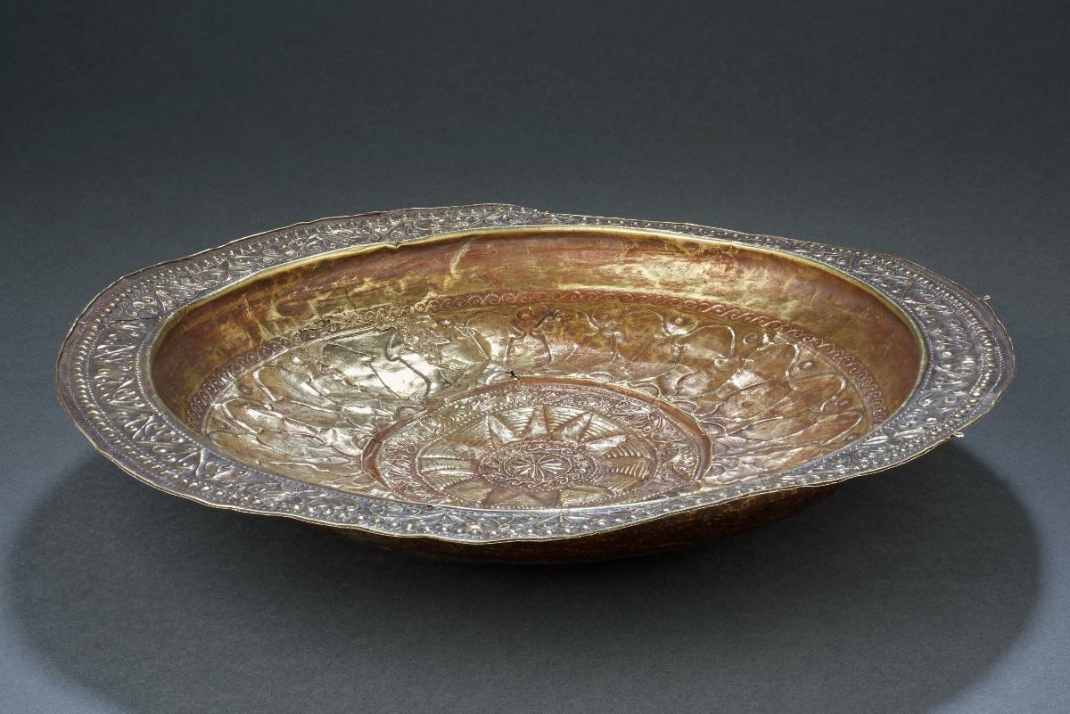 Dish with fish and floral motifs