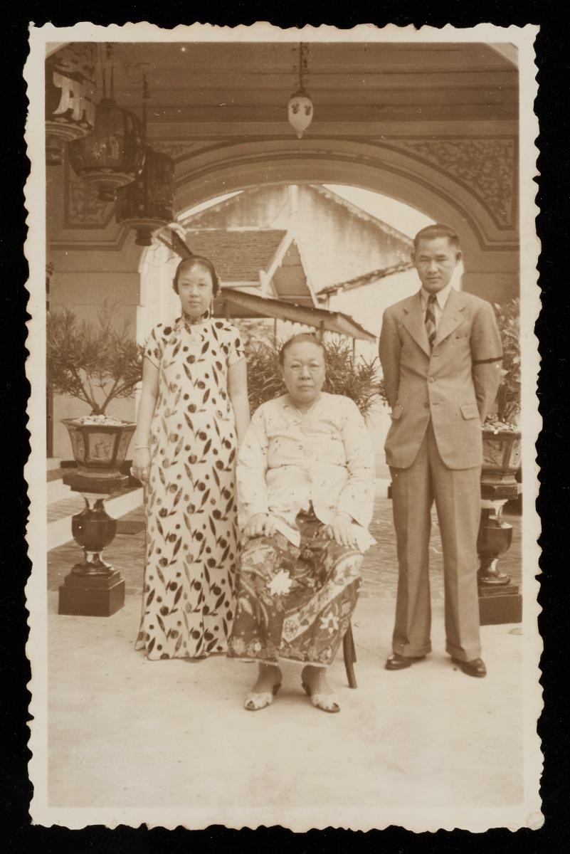 Group photo of Lee Chuan Neo, Gwee Luan Neo and Tan Chong Beng at home