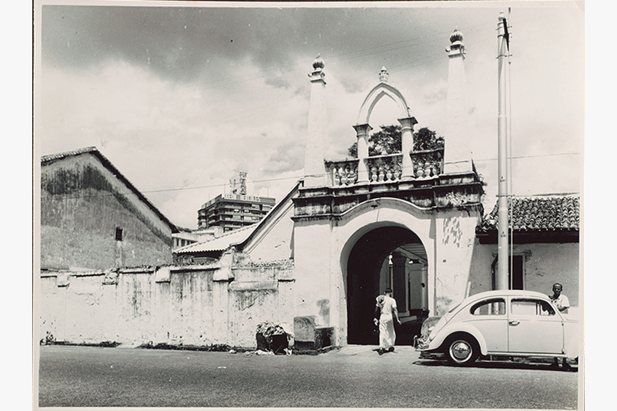 <a href="/assets/82c6d2d0-4122-42da-98db-7996f8fe25e6/1-xxxx13253.jpg"><strong>Abdul Gaffoor Mosque at Dunlop Street</strong></a><br>
20th century<br>
<em>Courtesy of National Museum of Singapore</em>