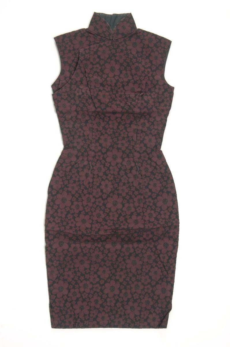 A maroon and black sleeveless cheongsam