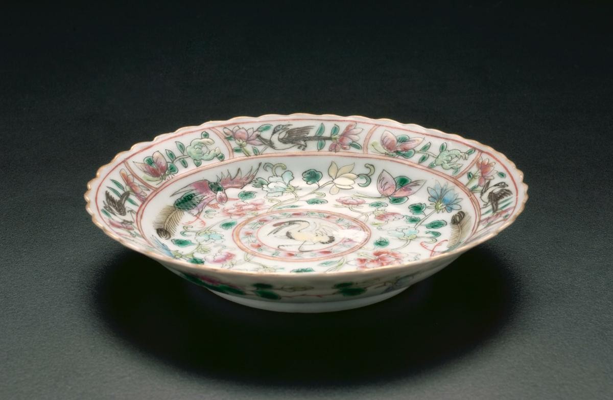 Scallop-rimmed saucer