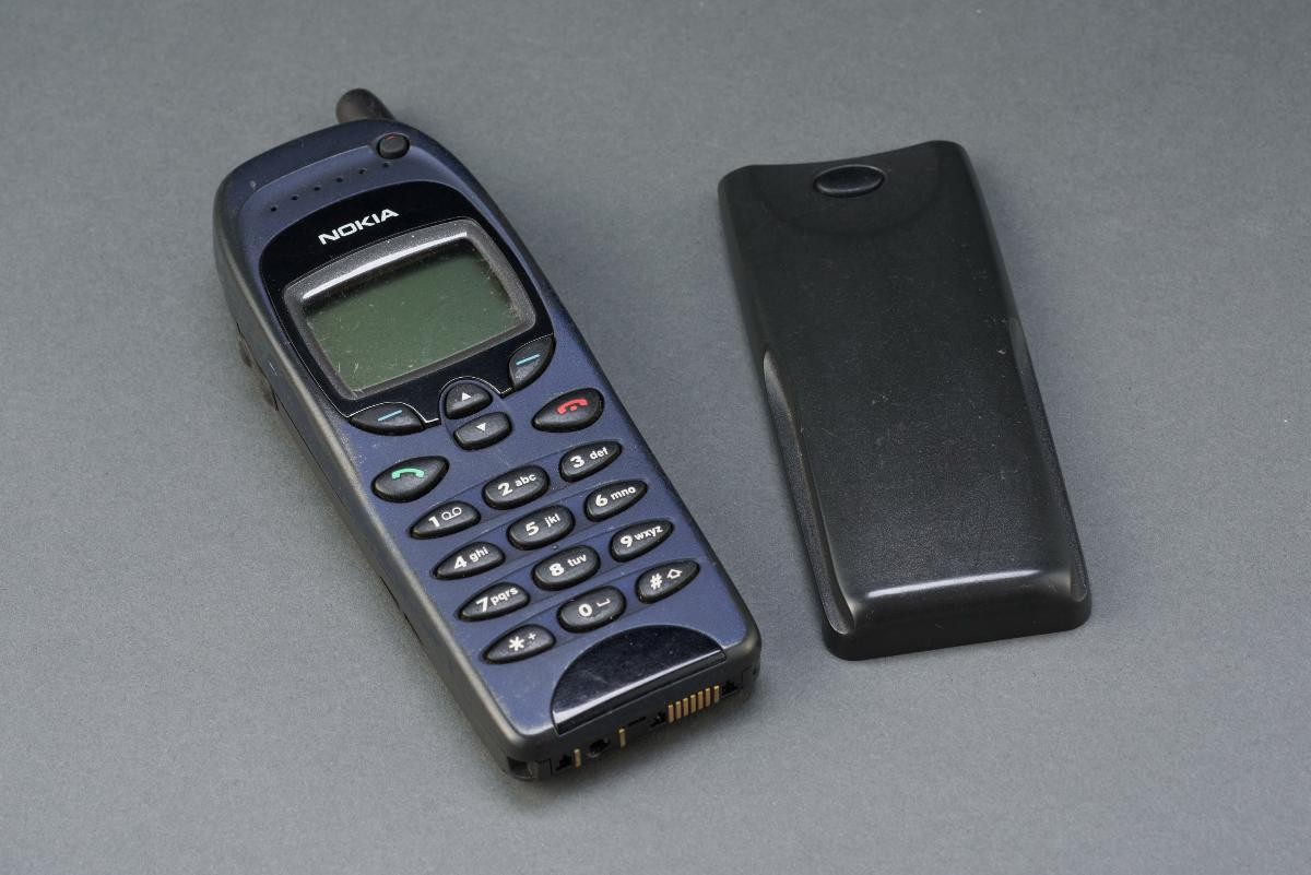 Nokia 6150 mobile phone with detachable rechargeable battery