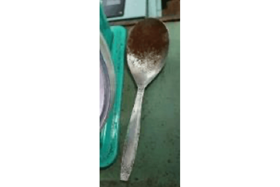 创办人的孙子陈伯豪(Benny Tan)使用这支小金属勺来勺配咖啡豆给上门的顾客。