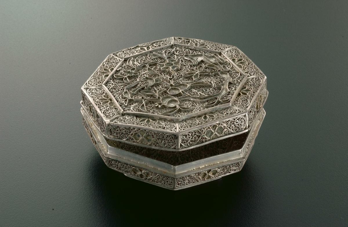 Box with lid