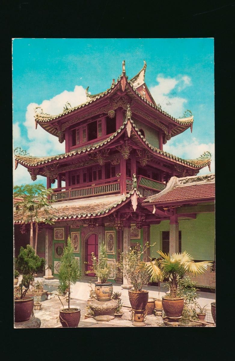 The main courtyard of the Siong Lim Temple