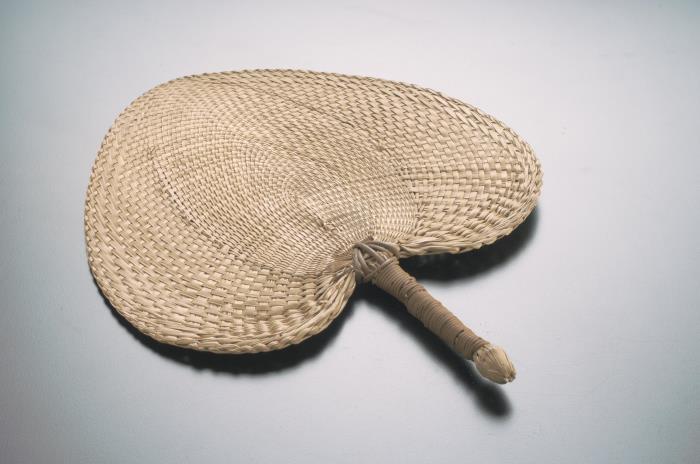 <strong><a href="https://www.roots.gov.sg/Collection-Landing/listing/1052088">Fan</a></strong><br>
XXXX-10460<br>
Mid-20th century<br>
Collection of Asian Civilisations Museum