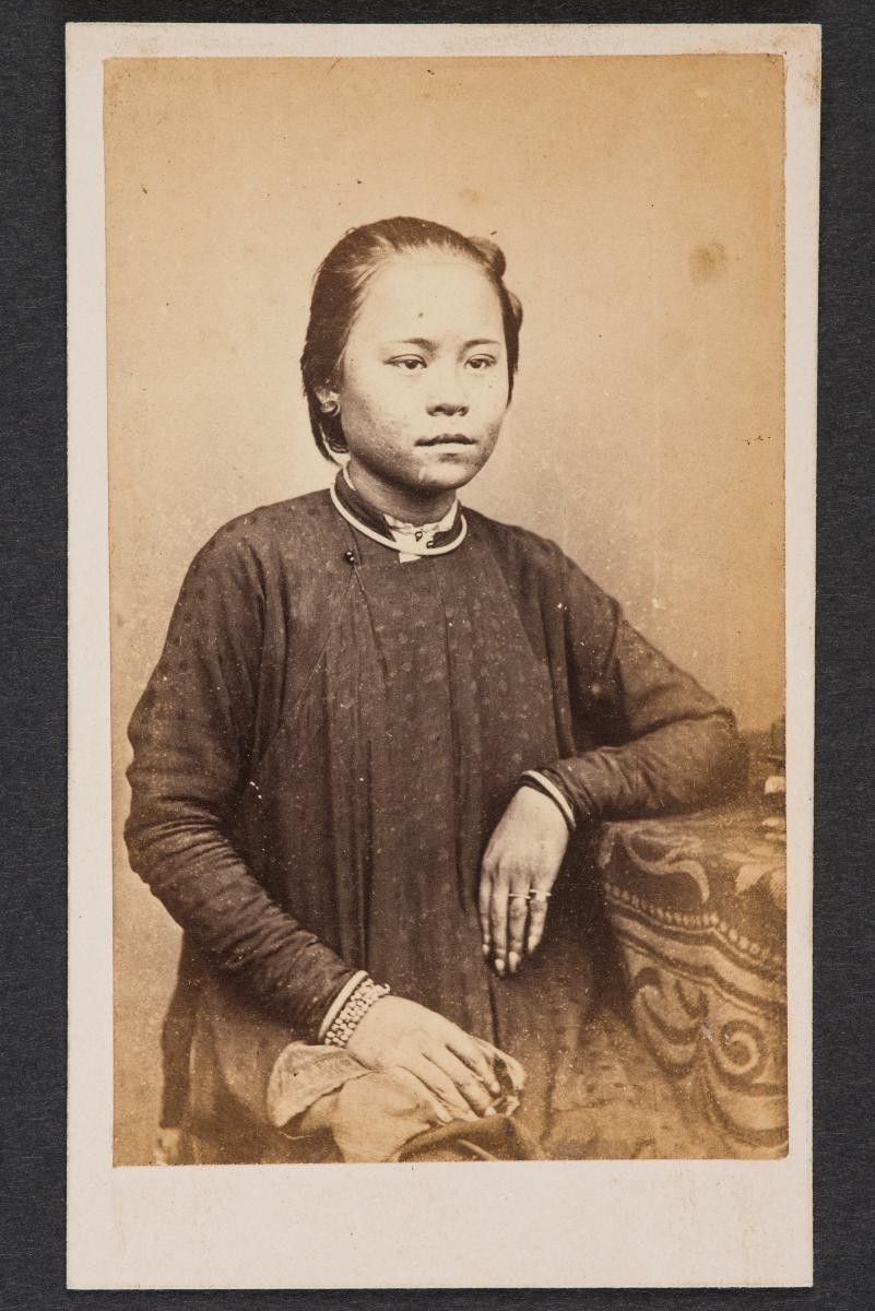 Portrait of Vietnamese Woman (Carte de visite)